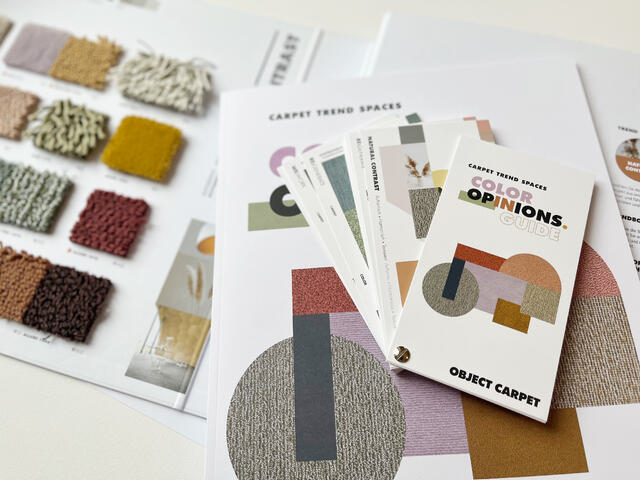 Sammlung aus einer Kollektionsmappe mit Teppichmustern, ein Trendbuch und einem Beratungsfächer für die Kollektion Color Opinions