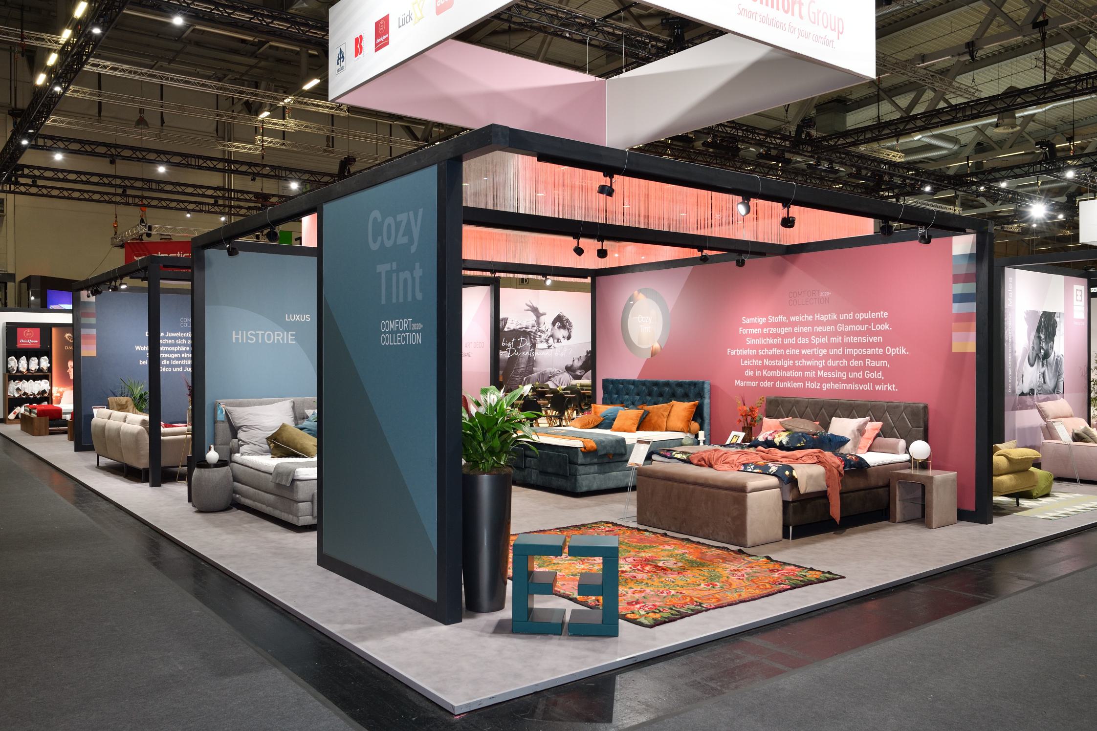 Messestand mit farbigen W&auml;nden und Betten von Eurocomfort