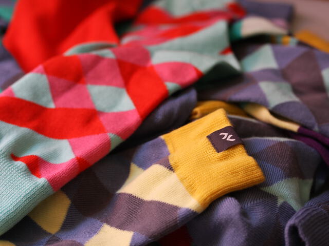 Bunte Socken mit knalligen Farben von dem Unternehmen Minga Berlin