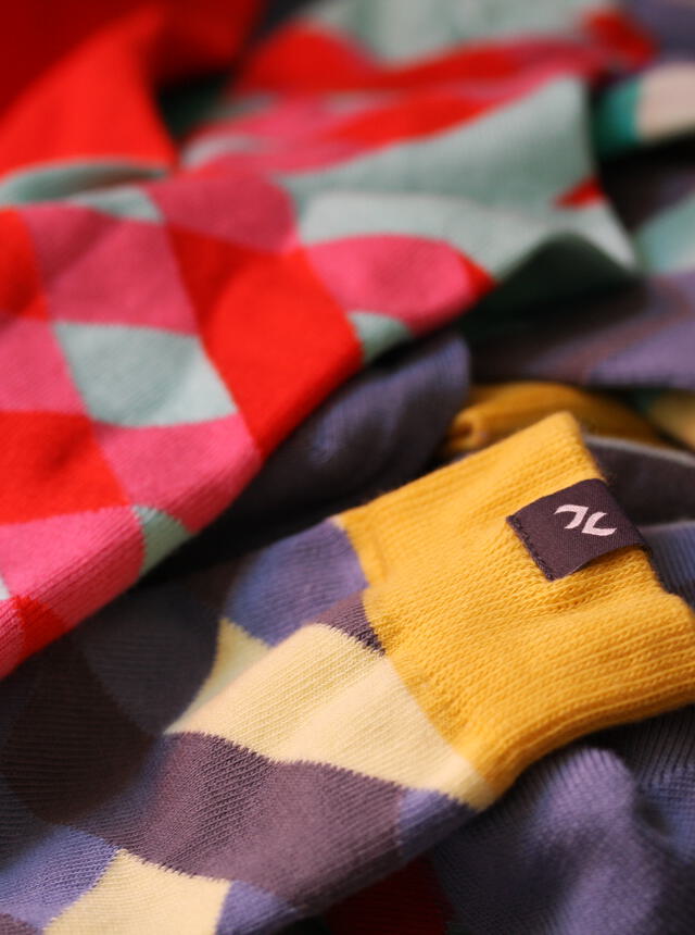 Bunte Socken mit knalligen Farben von dem Unternehmen Minga Berlin