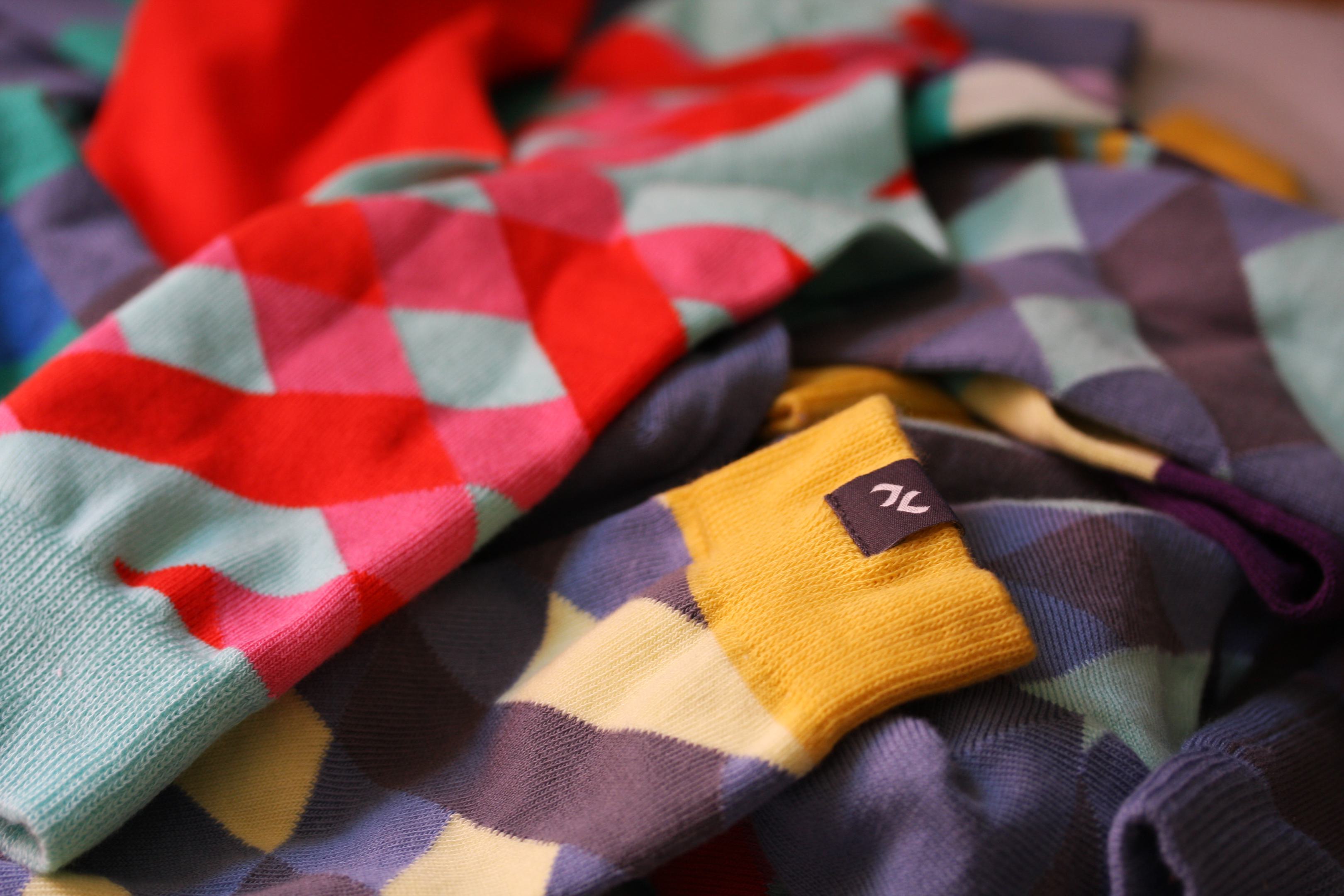 Bunte Socken mit knalligen Farben von dem Unternehmen Minga Berlin